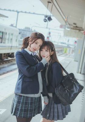 年轻女秘书